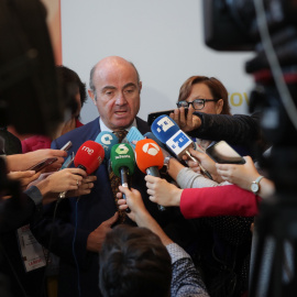 El ministro de Economía, Luis de Guindos, hace declaraciones a los medios de comunicación, tras su intervención en la inauguración del encuentro de emprendimiento e innovación South Summit. EFE/Zipi