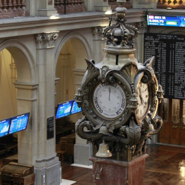 Vista del reloj del patio de negociación de la Bolsa de Madrid. E.P.