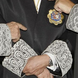 Imagen de una conversación de jueces vestidos con sus togas. EFE