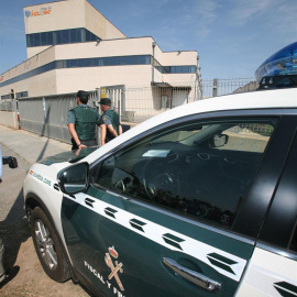 Agentes de la Guardia Civil continúan registrando los vehículos de aquellos empleados que salen de la imprenta ubicada en un polígono industrial de Constantí (Tarragona). / EFE