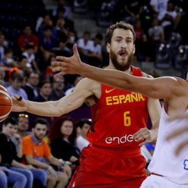 El jugador de la selección española de baloncesto Sergio Rodríguez pelea un balón durante el partido contra la selección de Hungría de Eurobasket 2017. EFE/Juan Carlos Hidalgo