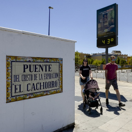 30/07/2023 - Una pareja camina a 43ºC por la calle en Sevilla, a 30 de julio de 2023.