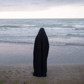 14/07/2023 - Una joven iraní vestida con el hiyab, en la costa sur del Mar Caspio, el 14 de julio de 2023.