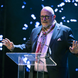 El vicepresidente del Parlamento Europeo, Marc Angel, recibe uno de los premios Alan Turing LGTBIQ+, en el marco de la sexta edición de Culture & Business Pride