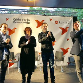 Jaume Asens, Eulàlia Reguant, Jordi Cuixart i Toni Comin en un acte de campanya a pel referèndum a Nou Barris / Europa Press