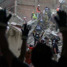 Miembros de la Marina de México, rescatistas y voluntarios realizan labores de rescate en Ciudad de México tras el terremoto que ha dejado más de 200 muertos. EFE