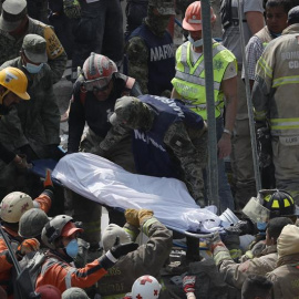 Brigadistas y voluntarios rescatan a víctimas del terremoto en Ciudad de México. / JOSÉ MÉNDEZ (EFE)