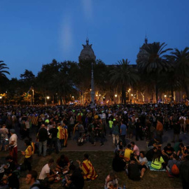 Miles de personas permanecen ante la sede del TSJCat a la caída de la noche en Barcelona | REUTERS