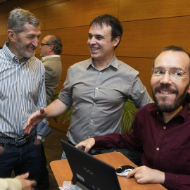 El secretario de Organización de Podemos, Pablo Echenique (d) y el ex-Jemad Julio Rodríguez (i) conversan con integrantes de su Grupo Parlamentario en las Cortes de Aragón, en Zaragoza. /EFE