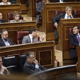 El presidente de Ciudadanos, Albert Rivera, y el diputado del PPy secretario de Estado de Relaciones con las Cortes, José Luis Ayllón, hablan desde sus escaños en el Congreso. E.P.