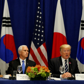 Desde la izquierda, el Secretario del Tesoro de los Estados Unidos, Steve Mnuchin, el Vicepresidente Mike Pence, el Presidente de los Estados Unidos Donald Trump y el Secretario de Estado Rex Tillerson, se reúnen con el Presidente de Corea del Sur Moon J