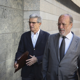 El exalcalde de Valladolid, Javier León de la Riva, acompañado de su abogado, en una de sus comparecencias en el juzgado por el caso de los avales para el soterramiento de las vías del AVE. EFE