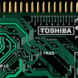 El logo de la japonesa Toshiba impreso en una placa de circuitos. REUTERS/Yuriko Nakao