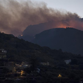 Cerca de 500 personas han sido desalojadas de sus viviendas en la cumbre de Gran Canaria por un incendio forestal. /EFE