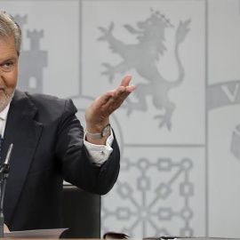 El portavoz del Gobierno, Íñigo Méndez de Vigo, durante la rueda de prensa posterior al Consejo de Ministros. EFE/Ballesteros