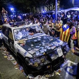 Aspecto de uno de los coches de la Guardia Civil que realizaban un registro con motivo del 1-O en la sede de la consellería de Economía de la Generalitat. - EFE