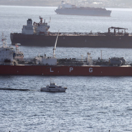 Uno de los buques implicados trasvase de petróleo que ha provocado un vertido de fuel en la Bahía de Algeciras, frente al Peñón de Gibraltar, a 1 de agosto de 2023