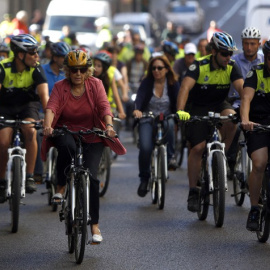 Manuela Carmena en una bicicleta en el Día sin Coches de hace dos años.