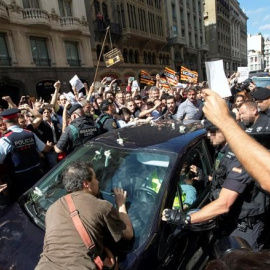 Moments de tensió entre la Guardia Civil i ciutadans en acció de protesta a la Via Laietana