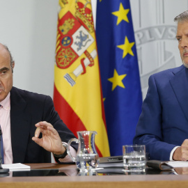 El ministro de Economía, Luis de Guindos (i), junto al portavoz del Gobierno, Íñigo Méndez de Vigo (d), durante la rueda de prensa posterior a la reunión del Consejo de Ministros. EFE/Mariscal