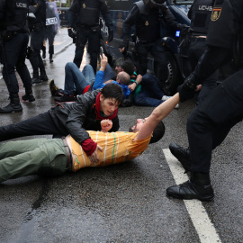Carga policial en el colegio Ramón Llull de Barcelona./ REUTERS