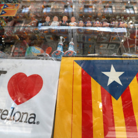 La bandera de la Estelada en una tienda de souvenirs en Barcelona. / Reuters