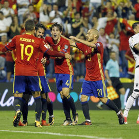Isco celebra su gol con sus compañeros. EFE/Joaquín P. Reina