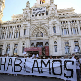 Vista de los participantes en la manifestación convocada por la plataforma 'Hablamos?' en la Plaza de La Cibeles de Madrid para decir que España es un país mejor que sus gobernantes y hacer un llamamiento al diálogo y el entendimiento como bases para 