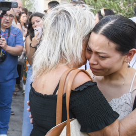 Familiares, amigos y vecinos ante las puertas del Ayuntamiento de Utrera, durante el minuto de silencio en memoria de Erica Vanessa Reyes Álvarez