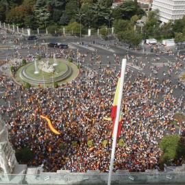 Vista aérea de la plaza de Cibeles con las personas que esta mañana se han concentrado contra el referéndum en Catalunya. /EFE