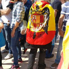 Un grupo de ultras, con banderas de España, increpan a los miembros de Unidos Podemos a las puertas de su asamblea en Zaragoza