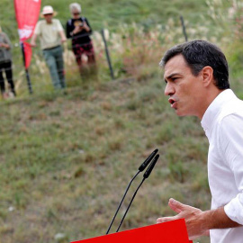 El secretario general del PSOE, Pedro Sánchez, interviene durante la Fiesta de la Rosa que el sábado 7 de octubre celebraron los socialistas valencianos. | MANUEL BRUQUE (EFE)