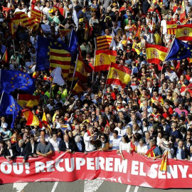 Vista de cabecera de la manifestación convocada por Societat Civil Catalana hoy en Barcelona en defensa de la unidad de España bajo el lema "¡Basta! Recuperemos la sensatez" y en la que se han participado miles de personas. EFE/Alberto Estévez