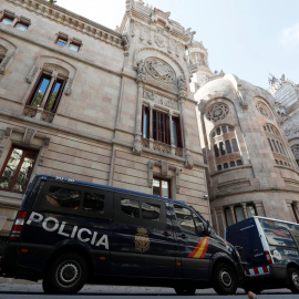 Vehículos de la Policia Nacional y de los Mossos D'esquadra, delante del edificio del Tribunal Superior de Justicia de Catalunya. REUTERS/Gonzalo Fuentes