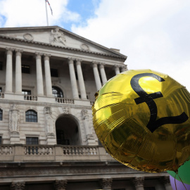 Un globo con el símbolo de la libra esterlina, en una manifestación frente a la sede del Banco de Inglaterra, en la City londinense, protestando contra la subida de los tipos de interés. REUTERS/Susannah Ireland