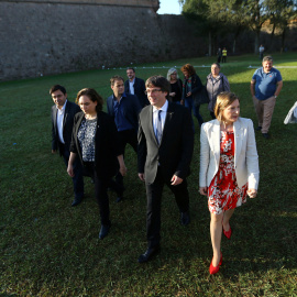 El presidente de la Generalitat, Carles Puigdemont, con la alcaldesa de Barcelona, Ada Colau, y la presidenta del Parlament, Carme Forcaell, tras el acto de homenaje a Luís Companys,en el lugar donde fue fusilado. REUTERS/Ivan Alvarado