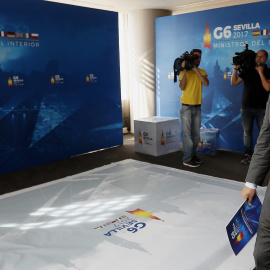 El ministro del Interior, Juan Ignacio Zoido, momentos antes de atender a los medios hoy en las instalaciones donde se celebra la reunión del G-6 de los ministros de Interior de España, Francia, Alemania, Reino Unido, Italia y Polonia. EFE/José Manuel 
