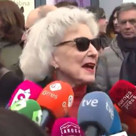 Marisa Paredes estalla ante la presencia de Isabel Díaz Ayuso en la capilla ardiente de Concha Velasco.- EP