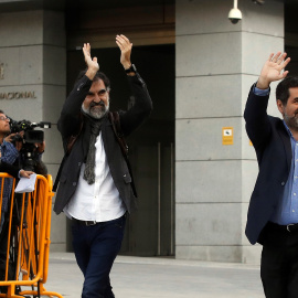 Los presidentes de la Asamblea Nacional Catalana, Jordi Sànchez, y de Òmnium Cultural, Jordi Cuixart, a su llegada a la Audiencia Nacional para declarar ante la juez Carmen Lamela como imputados por un delito de sedición. EFE/ Juan Carlos Hidalgo
