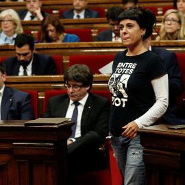 La diputada de la CUP Anna Gabriel junto al president catalán, Carles Puigdemont, y al vicepresidente del Govern y líder de ERC, Oriol Junqueras, en el Pleno del Parlament.. REUTERS/Albert Gea