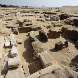Los restos de un templo perteneciente al faraón Ramsés II, de la XIX dinastía (1295-1186 a.C.), han sido hallados por arqueólogos egipcios y checos en la zona de Abu Sir, al sur de las famosas pirámides de Guiza. EFE/ISAAC