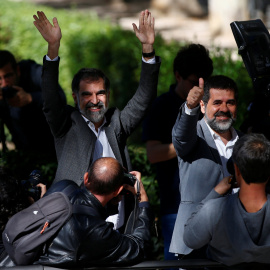 Los presidentes de Òmnium Cultural y de la ANC, Jordi Cuixart y Jordi Sánchez, a la salida de la Audiencia Nacional. REUTERS/Javier Barbancho