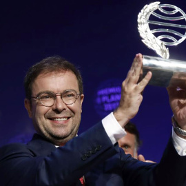 El escritor Javier Sierra tras recibir el trofeo que le acredita como ganador de la LXVI edición del Premio Planeta.- EFE