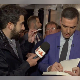 El reportero Isma Juárez junto a Pedro Sánchez en un instante de 'El Intermedio'.- LA SEXTA