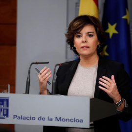 La vicepresidenta del Gobierno, Soraya Sáenz de Santamaría, durante su comparecencia hoy en Moncloa después de que el Ejecutivo haya recibido la respuesta de Puigdemont a su requerimiento. Sáenz de Santamaría ha respondido hoy al llamamiento al diál