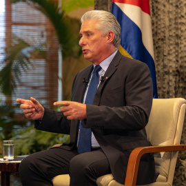 El presidente de Cuba, Miguel Díaz-Canel, frente a la cámara fotográfica