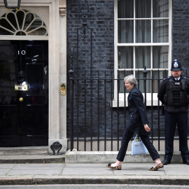 La primera ministra británica, Theresa May, llegando a su residencia oficial, en el popular número 10 de Downing Street, en Londres. REUTERS/Toby Melville