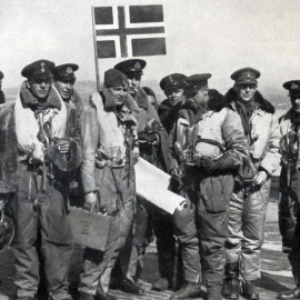 Nordahl Grieg con la tripulación del bombardero Lancaster, 1943