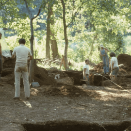 Arqueólogos estadounidenses realizan excavaciones en el cementerio hallado cerca de la fundición Catoctin, en 1979. / Mid-Atlantic Archaeological Research.