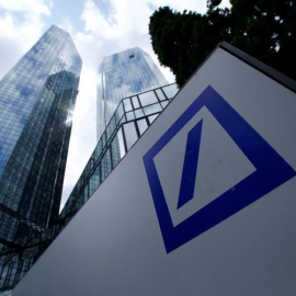 El logo de Deutsche Bank, delante de la sede del banco en Fráncfort REUTERS/Ralph Orlowski
